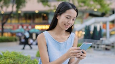 Kadın şehir cep telefonu üzerinde SMS gönderme