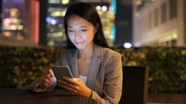 Cep telefonuyla geceleri işkadını 