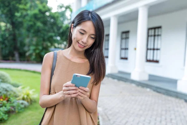 使用智能手机，在公园里的女人 — 图库照片