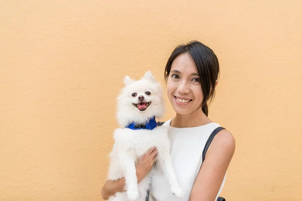 Jovem mulher com seu cão — Fotografia de Stock