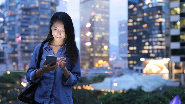 Mulher asiática texto no telefone móvel — Fotografia de Stock