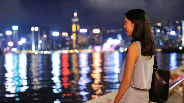 Hong Kong'da seyahat eden kadın 