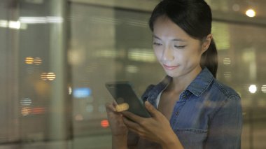 cep telefonu kullanan kadın