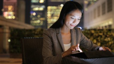 Geceleri tablet bilgisayar kullanarak iş kadını 