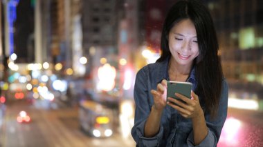 Cep telefonu kullanan genç kadın.