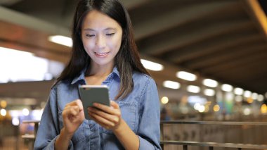 Cep telefonunuzun izlerken kadın