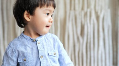 Küçük çocuk diğer yüzüne