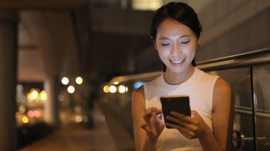 kadın smartphone SMS gönderme 