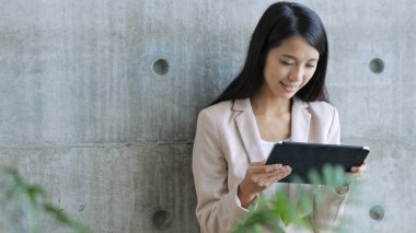 tablet bilgisayar kullanarak iş kadını