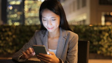 Cep telefonu kullanan iş kadını 