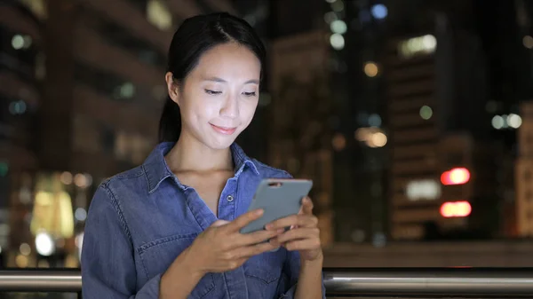 Mulher usando telefone celular na cidade — Fotografia de Stock