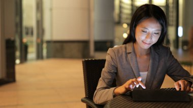 Geceleri tablet bilgisayar kullanarak iş kadını 