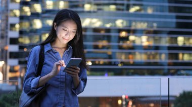 Cep telefonunuzun geceleri çalışan kadın