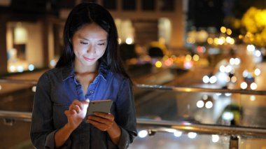 Geceleri cep telefonu arayan kadın 