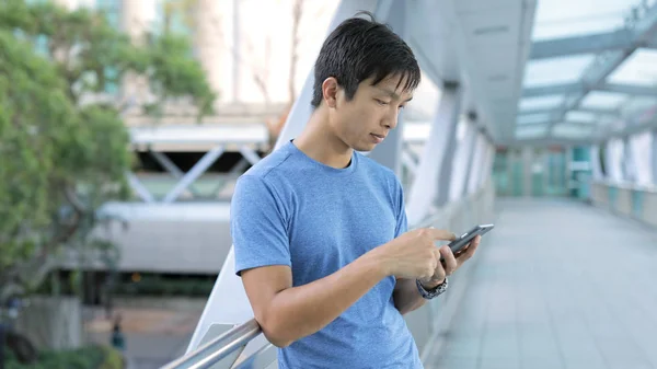 Man använder mobiltelefon i city — Stockfoto