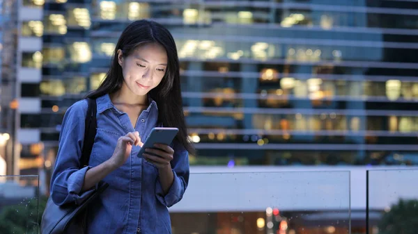 Cep telefonunuzun geceleri çalışan kadın