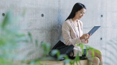 Dijital tablet bilgisayar kullanarak iş kadını