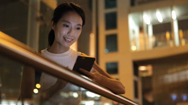 Cep telefonunuzun çalışan kadın