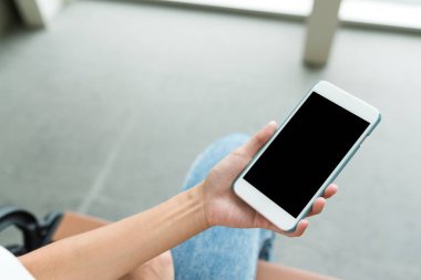 Boş ekran ile cep telefonu tutan