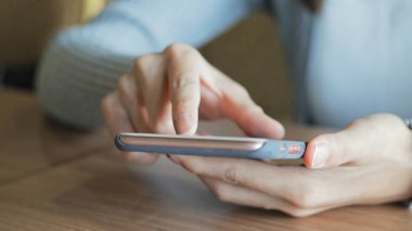 Akıllı telefon kullanan kadın