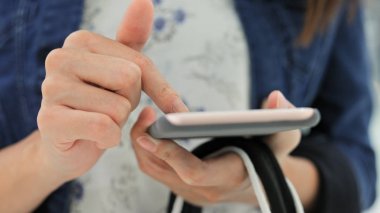 kağıt torba tutarak ve cep telefonuyla kadın 