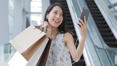 Kadın cep telefonu ile video arama yapma