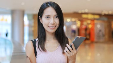 Cep telefonu tutan kadın.