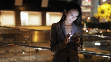 İş kadını cep telefonu kullanıyor. 