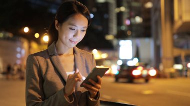 İş kadını cep telefonu kullanıyor. 