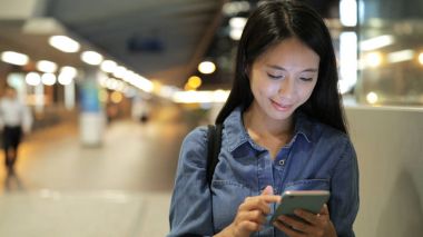 Şehirde cep telefonu kullanan kadın 