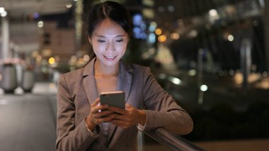 Cep telefonuyla geceleri işkadını 