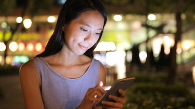 Akıllı telefon kullanan kadın