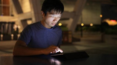 Tablet bilgisayar kullanan adam