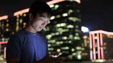 Asya adam cep telefonu kullanarak