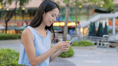 Cep telefonundan mesaj gönderen kadın