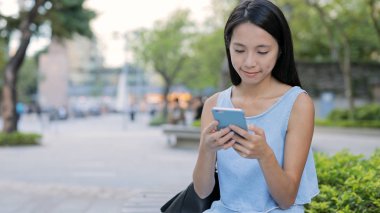 Cep telefonu kullanan Asyalı kadın.