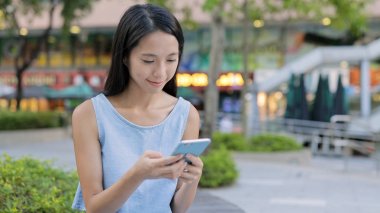 Smartphone cep telefonu ile şehir içinde çalışan kadın