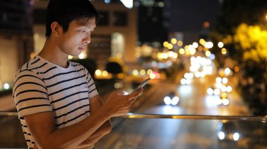 Geceleri cep telefonu kullanan adam 