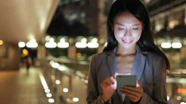 Şehirde Smartphone kullanarak iş kadını