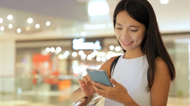 Alışveriş merkezinde Smartphone kullanan kadın 