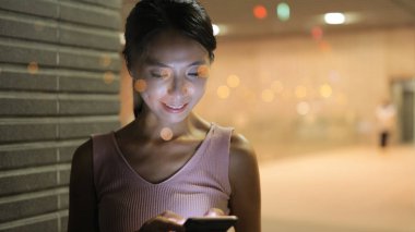 Şehirde cep telefonu kullanan kadın 