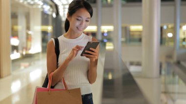 Kadın gidip alışveriş istimal hareket eden telefon 