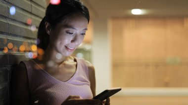 Restoranda cep telefonu kullanan kadın  