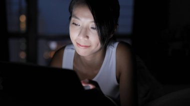 evde tablet bilgisayar kullanan kadın