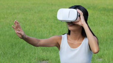 VR aygıtla izlerken kadın 