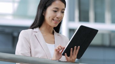 tablet bilgisayar kullanarak iş kadını