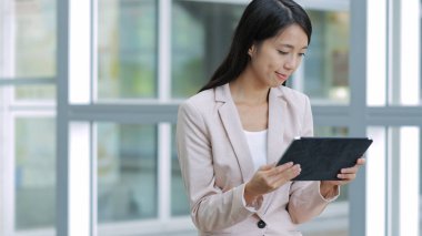 iş kadını tablet bilgisayar arıyorum 