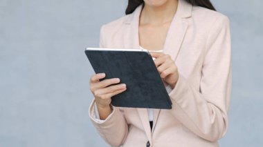 Dijital tablet bilgisayarda çalışan iş kadını