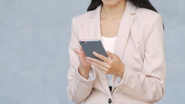 Cep telefonu kullanan iş kadını 