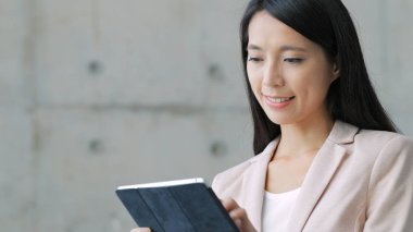 İşkadını dijital tablet üzerinde okuma 